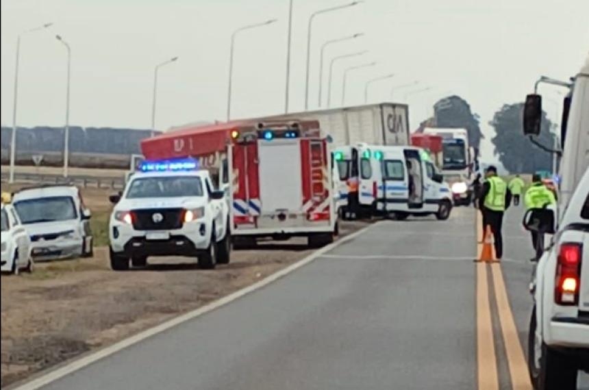 El tr�nsito en la zona estuvo cortado mientras trabajaron los bomberos