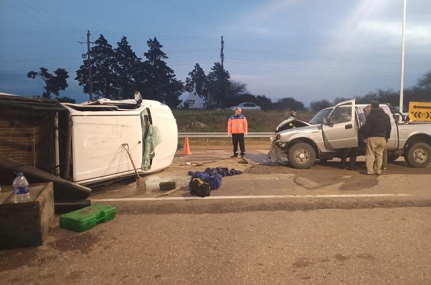 Producto de la violencia del choque una de las camionetas volcó
