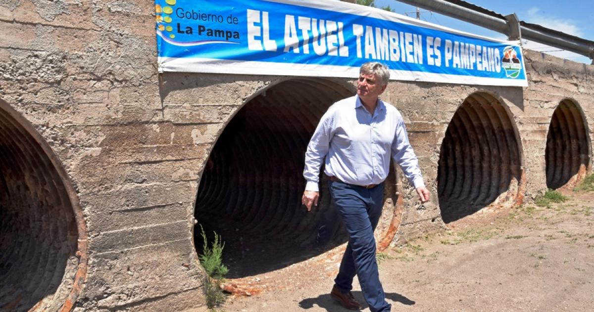 El gobernador Ziliotto en el caudal seco del río Atuel en territorio pampeano