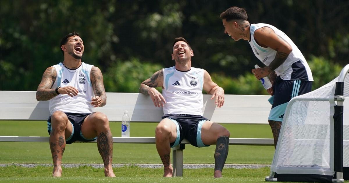 Paredes Messi y Enzo Fern�ndez a pura risas