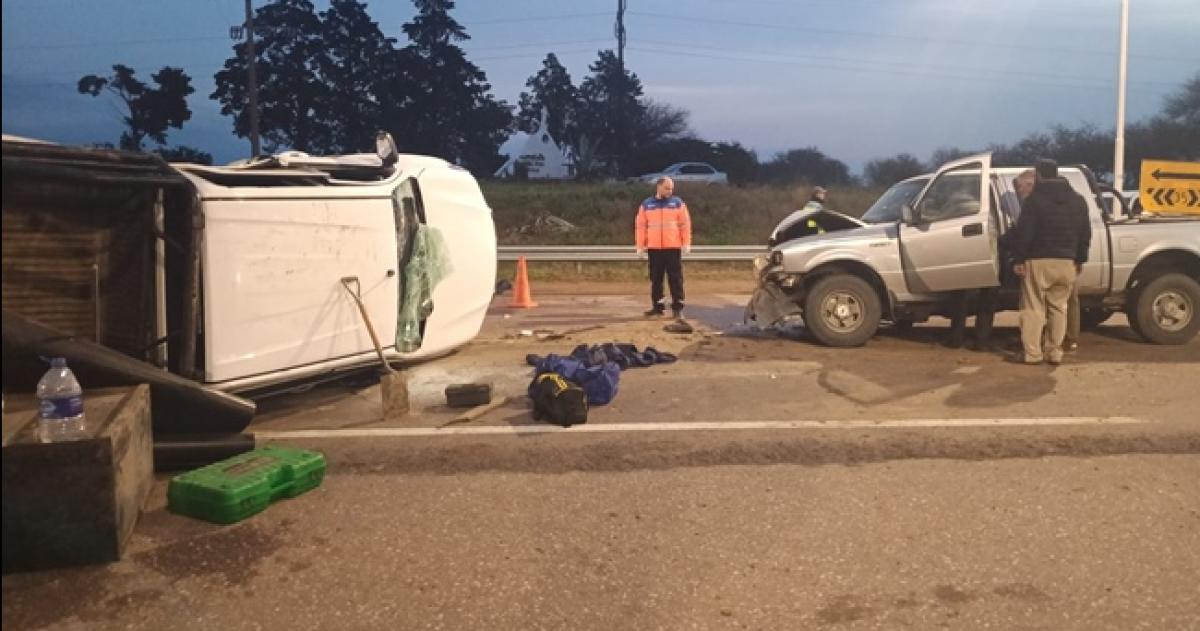 Producto de la violencia del choque una de las camionetas volcó