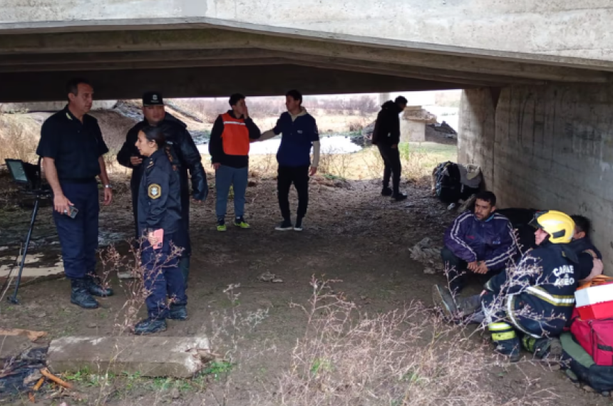 Los pasajeros se refugiaron debajo del puente luego del siniestro