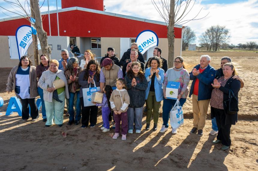 El Gobierno provincial entregó dos viviendas en Loventuel