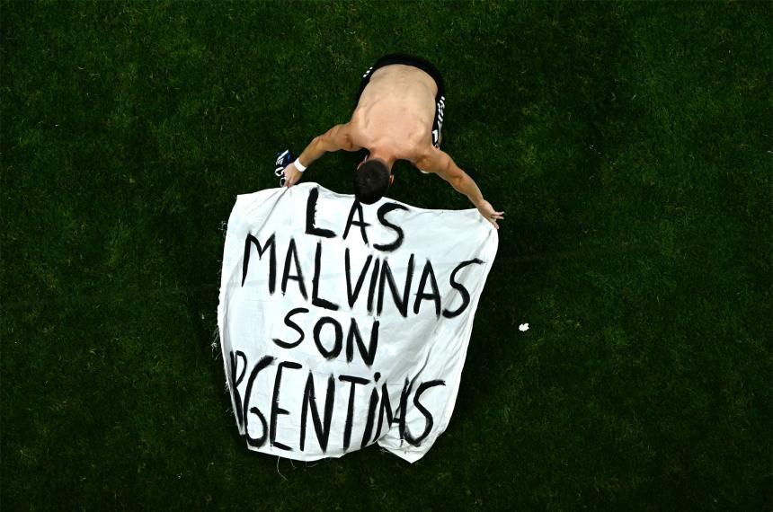 La bandera que exhibieron los jugadores de la Selección tras el triunfo ante Inglaterra