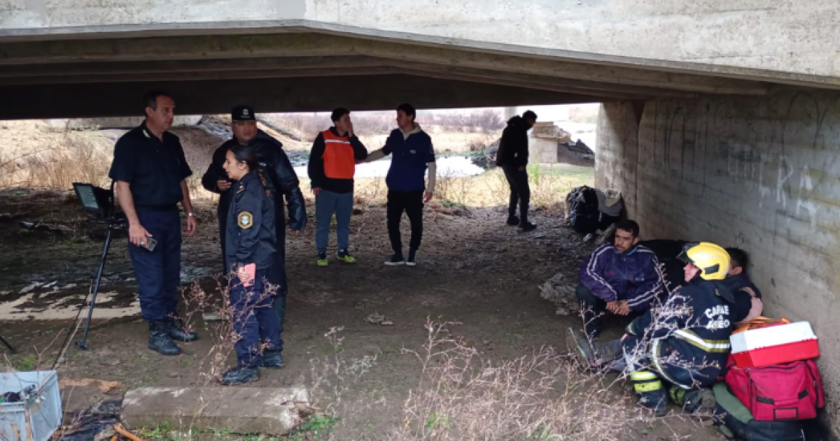 Los pasajeros se refugiaron debajo del puente luego del siniestro