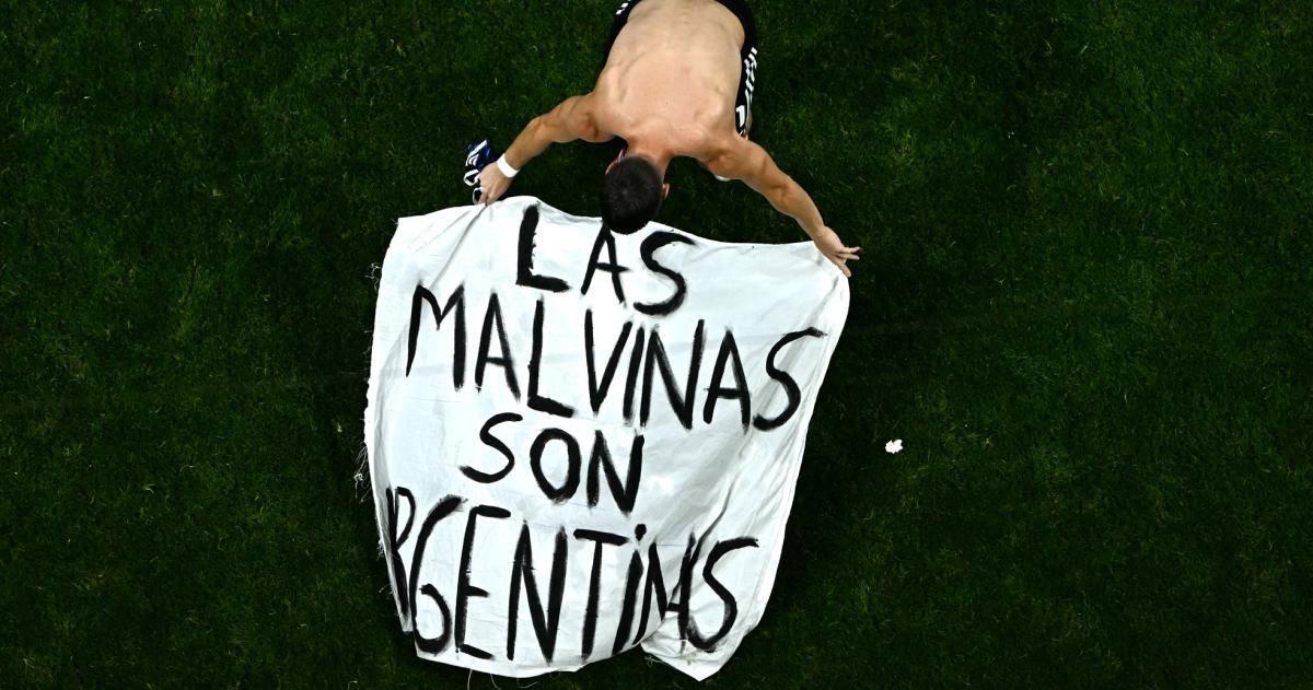 La bandera que exhibieron los jugadores de la Selección tras el triunfo ante Inglaterra