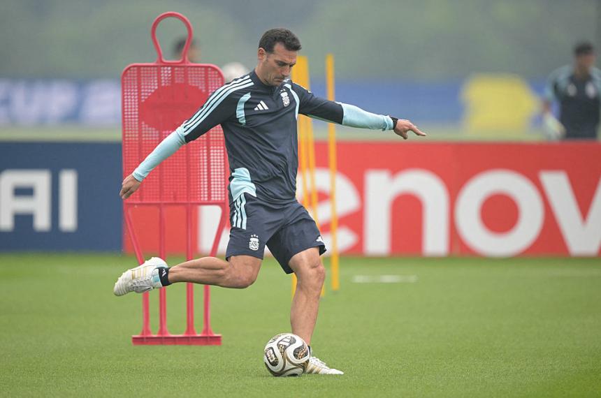 Scaloni durante la �ltima pr�ctica antes de la final