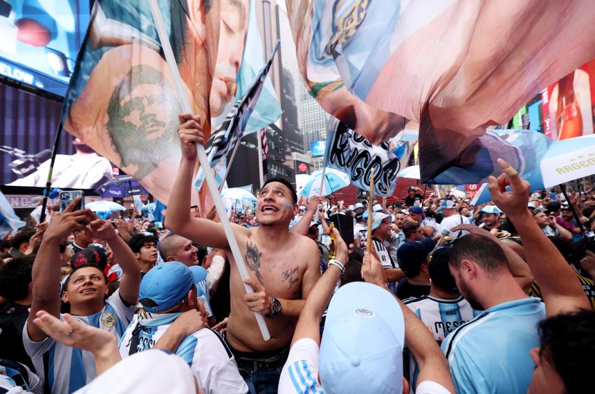 La hinchada argentina copó Times Square