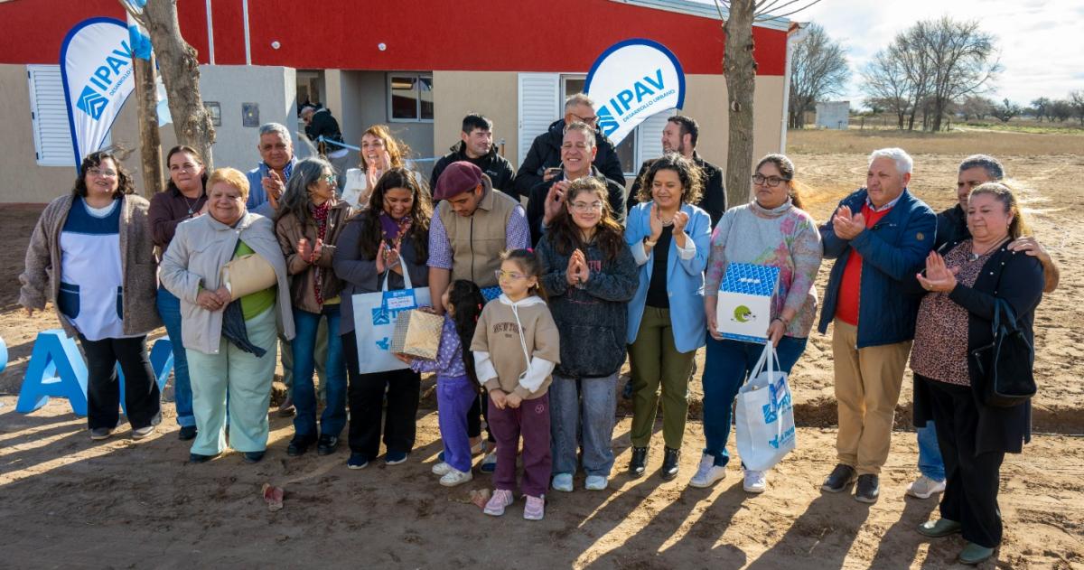 El Gobierno provincial entregó dos viviendas en Loventuel