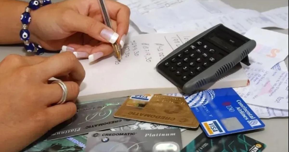 Uno de cada tres argentinos con deuda no puede pagar