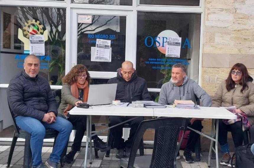 Los denunciantes de Schmidt en una asamblea en la vereda del gremio- parecen otros tiempos pero fue hace poco