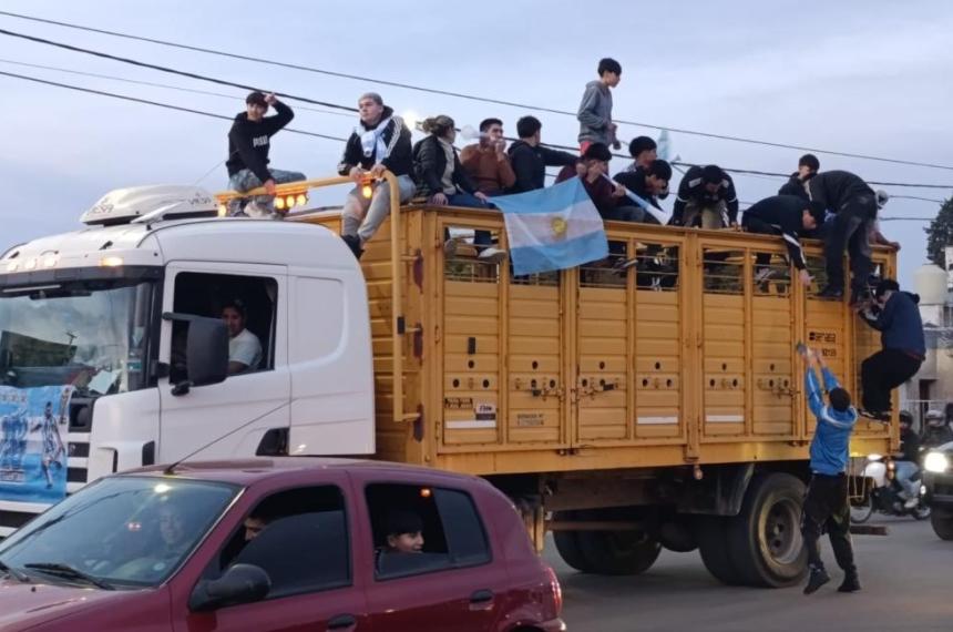 Los festejos por el triunfo de Argentina sobre Inglaterra desbordaron las calles