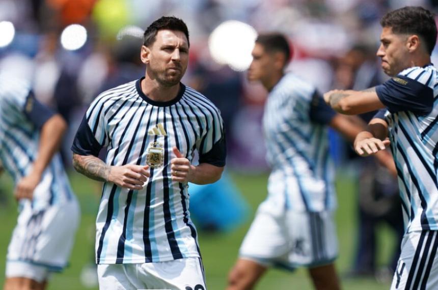Messi y Montiel en pleno calentamiento