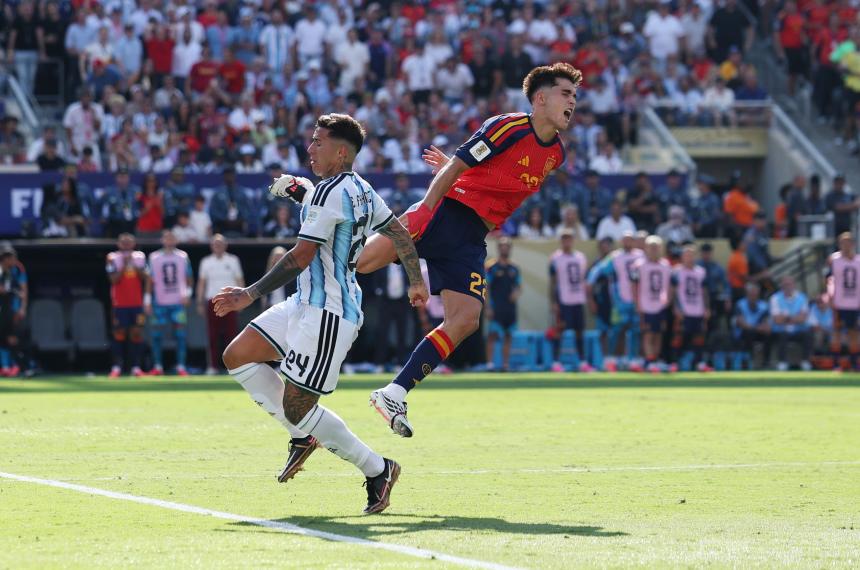 Argentina terminó con diez por la expulsión de Enzo Fern�ndez