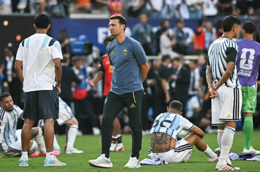 Lionel Scaloni y el plantel tras el final del partido