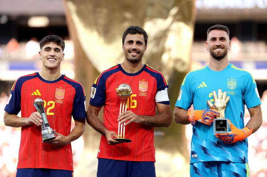 Pau Cubarsí Rodri y Unai Simón