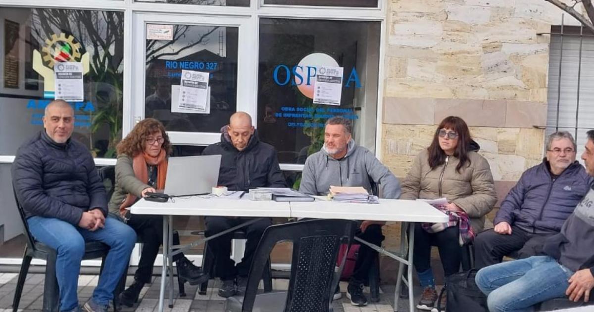 Los denunciantes de Schmidt en una asamblea en la vereda del gremio- parecen otros tiempos pero fue hace poco