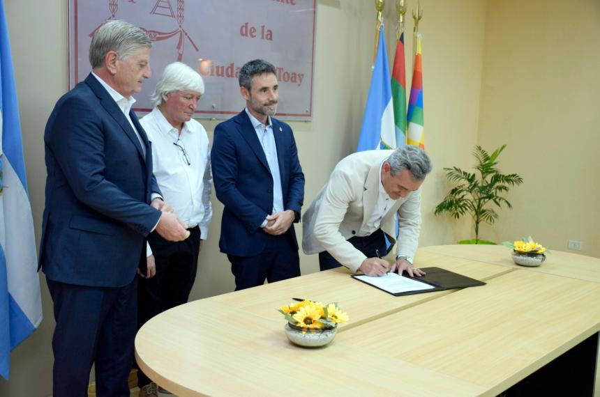 El gobernador Ziliotto en una de sus visitas a Toay