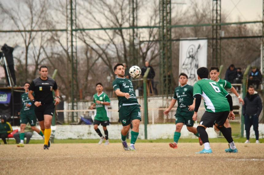 Axel Musarella controla la pelota- el mediocampista anotó uno de los goles