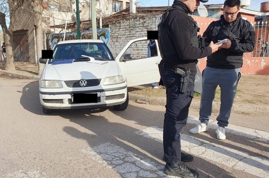 Los sospechosos abandonaron el auto tras la colisión con una columna