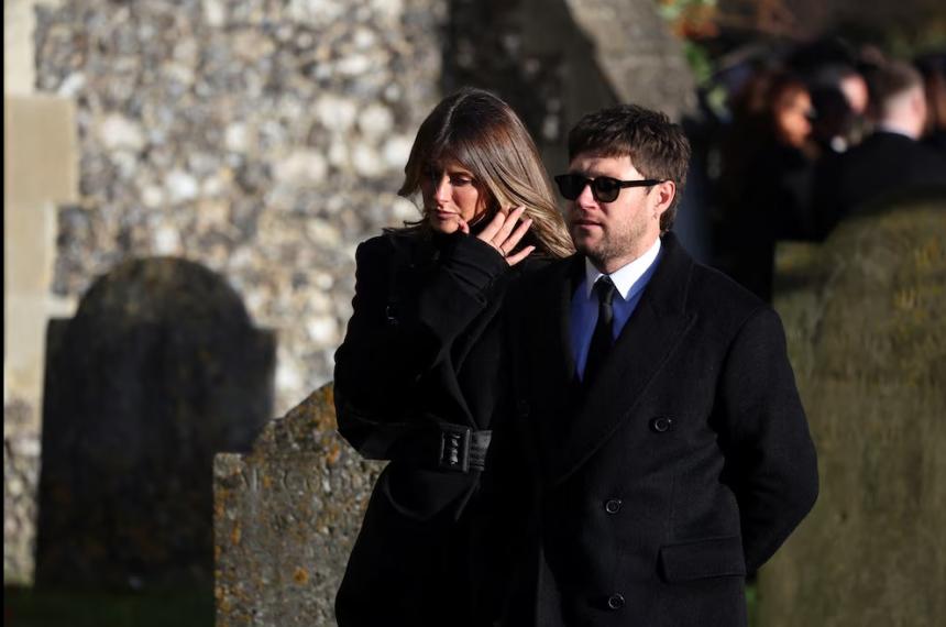Niall Horan y su pareja Amelia Woolley en el funeral de Liam Payne