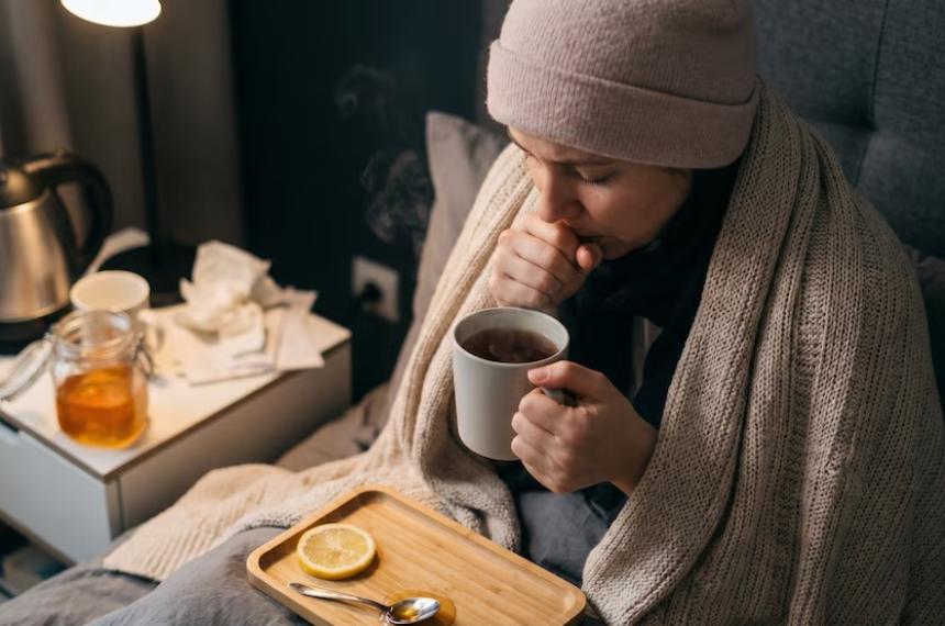 Las infusiones naturales ayudan a aliviar la tos y los resfríos porque favorecen la hidratación la eliminación de mucosidad y la reducción de la irritación de garganta