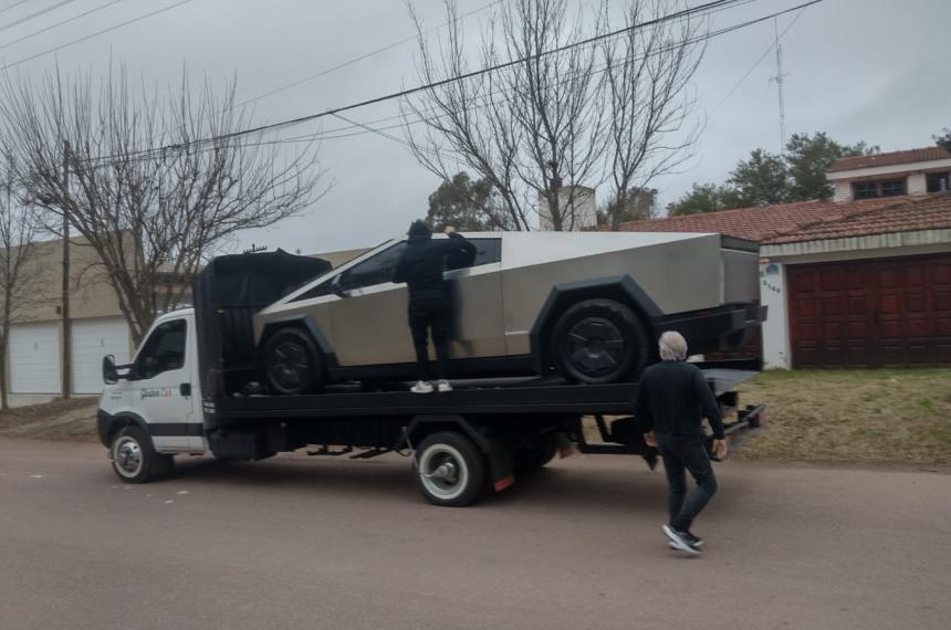  Tesla Cybertruck sorprendió a los vecinos de la capital pampeana