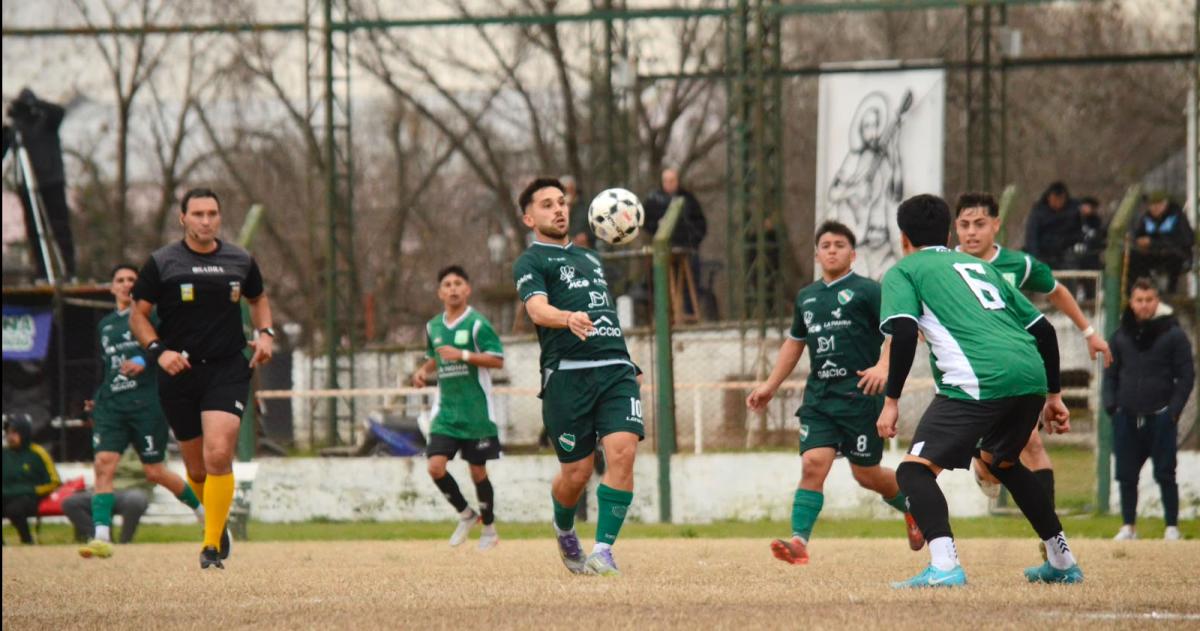 Axel Musarella controla la pelota- el mediocampista anotó uno de los goles