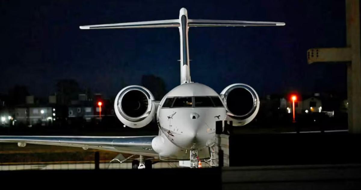 El avión que trajo al capit�n argentino y a su familia