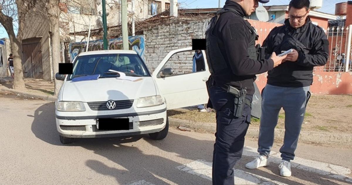 Los sospechosos abandonaron el auto tras la colisión con una columna