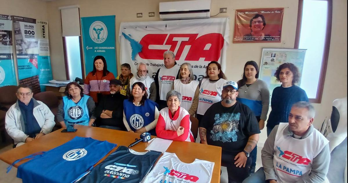 Dirigentes de las CTA la CGT y de CCC al anunciar el Plan de Lucha contra el Gobierno de Javier MIlei