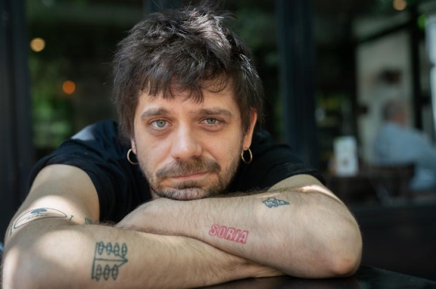Roberto Chuit Roganovich es escritor docente universitario traductor y m�sico