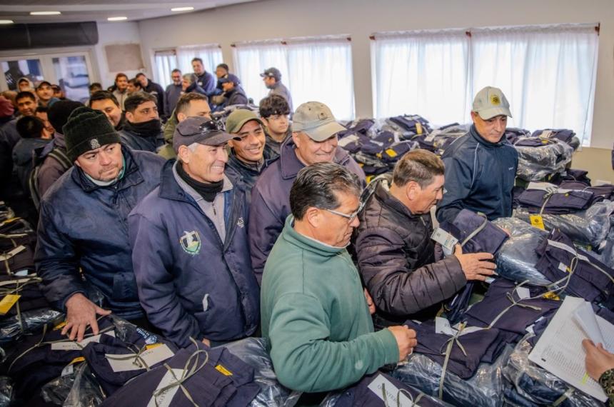 Un total de 114 trabajadores del �rea de Saneamiento recibieron ropa de trabajo