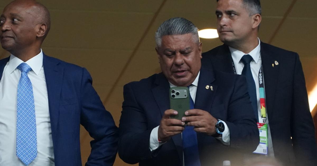 El presidente de la AFA Claudio  Chiqui Tapia pasó un maltrago en el aeropuerto de NY