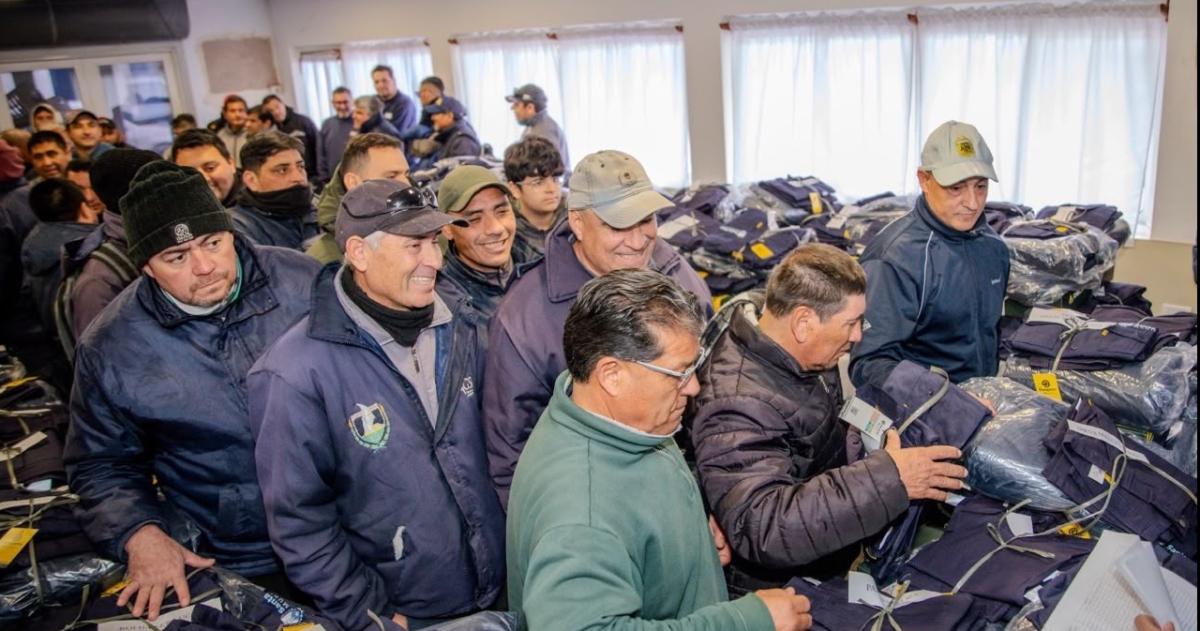 Un total de 114 trabajadores del �rea de Saneamiento recibieron ropa de trabajo