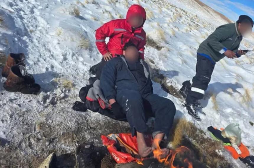 Los mineros decidieron dejar la camioneta tapada bajo la nieve Y salvaron su vida