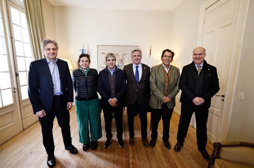 Caputo junto a su viceministro José Luis Daza el secretario de Agricultura Ganadería y Pesca Sergio Iraeta y Nicol�s Pino