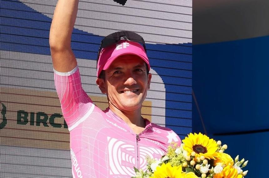 El ecuatoriano ascendió al décimo lugar de la general del Tour de France