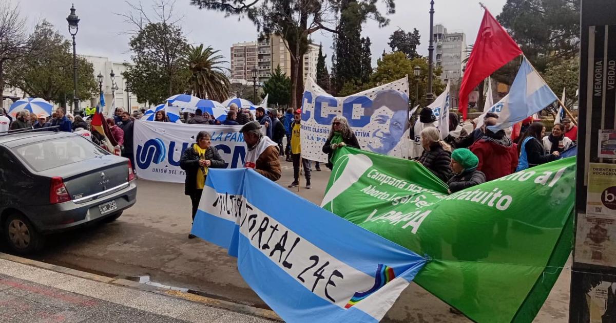 UPCN la CCC la Campaña por el Aborto y la Multisectorial 24F los sectores que participaron de la marcha contra el Gobierno nacional