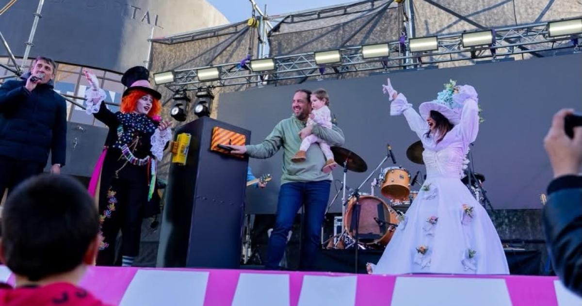 El intendente santarroseño arriba del escenario durante uno de los eventos de Pichi Anai