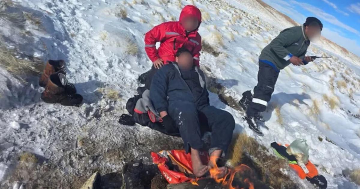 Los mineros decidieron dejar la camioneta tapada bajo la nieve Y salvaron su vida