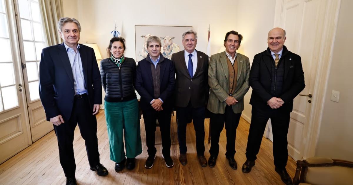 Caputo junto a su viceministro José Luis Daza el secretario de Agricultura Ganadería y Pesca Sergio Iraeta y Nicol�s Pino