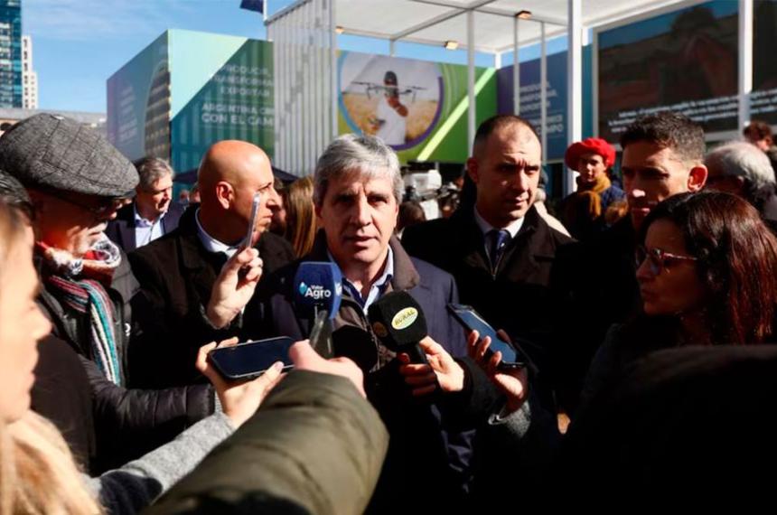 Luis Caputo visitó la Exposición Rural de Palermo y aseguró que el Gobierno mantendr� el objetivo de reducir las retenciones aunque descartó nuevos anuncios mientras no se consolide el super�vit fiscal