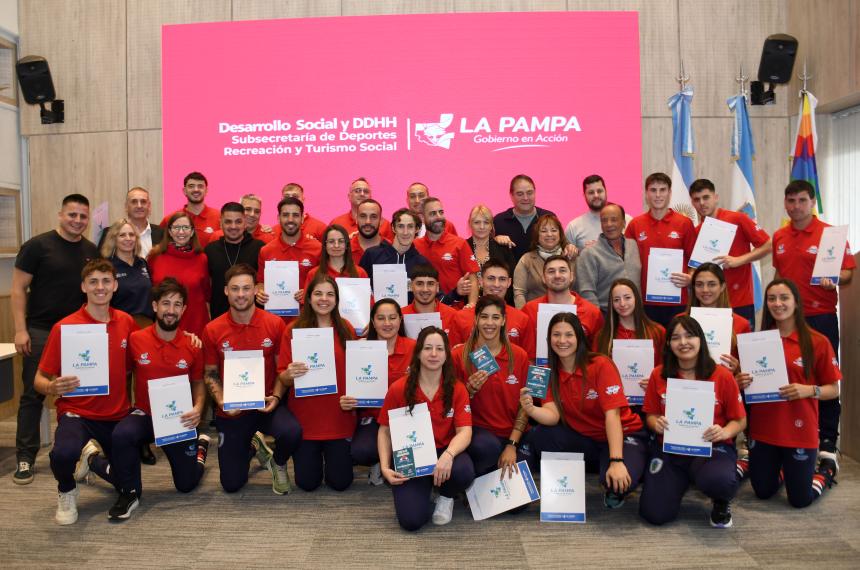 Las personas diplomadas felices tras el acto