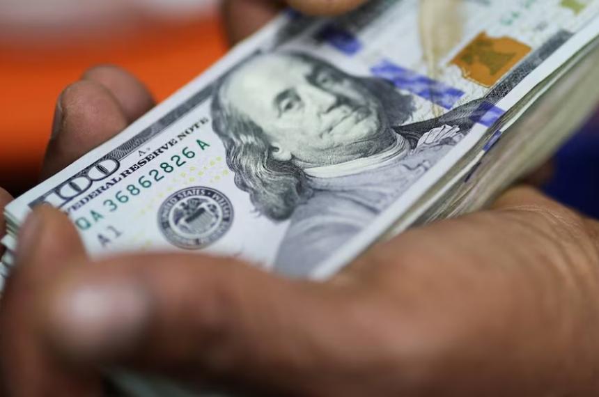 El Banco Central dispuso que las cuentas sueldo pueden abrirse en pesos o dólares estadounidenses