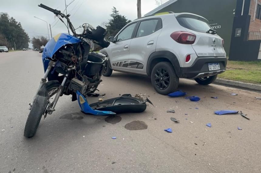 El conductor de la moto sufrió heridas en una de sus piernas