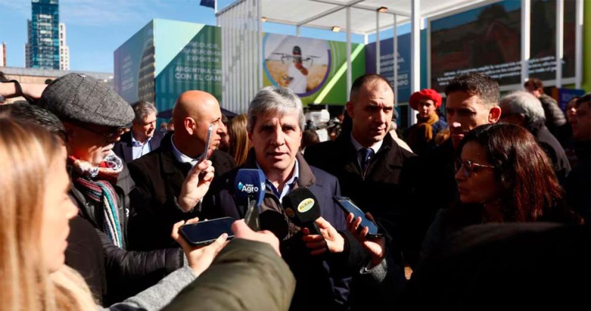 Luis Caputo visitó la Exposición Rural de Palermo y aseguró que el Gobierno mantendr� el objetivo de reducir las retenciones aunque descartó nuevos anuncios mientras no se consolide el super�vit fiscal