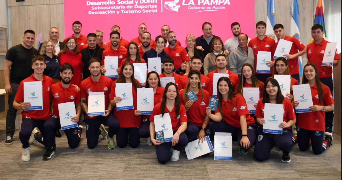 Las personas diplomadas felices tras el acto