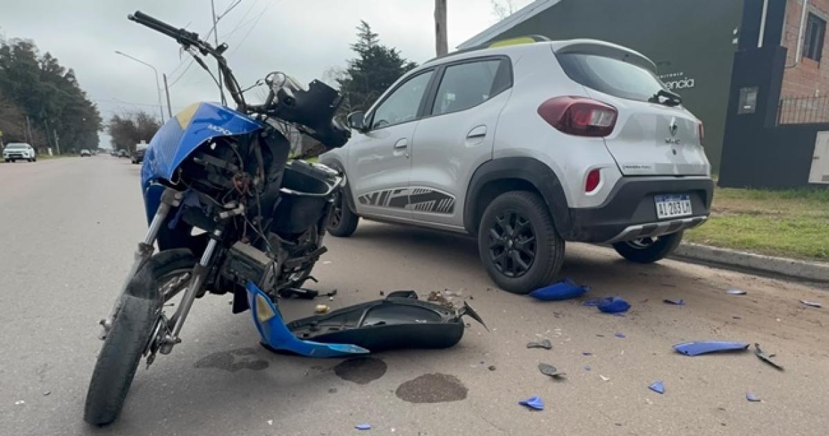 El conductor de la moto sufrió heridas en una de sus piernas