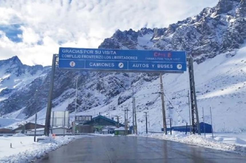 La nieve bloquea muchos pasos fronterizos
